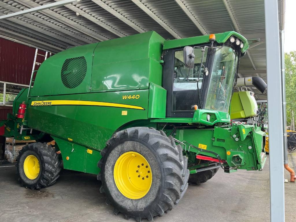 John Deere W 440 - حصادة: صورة 1 John Deere W 440 - حصادة: صورة 1