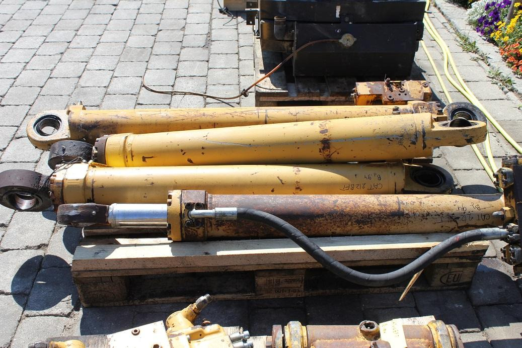 Caterpillar 212 BFT - أسطوانة هيدروليكية - آلات الإنشاء: صورة 1 Caterpillar 212 BFT - أسطوانة هيدروليكية - آلات الإنشاء: صورة 1