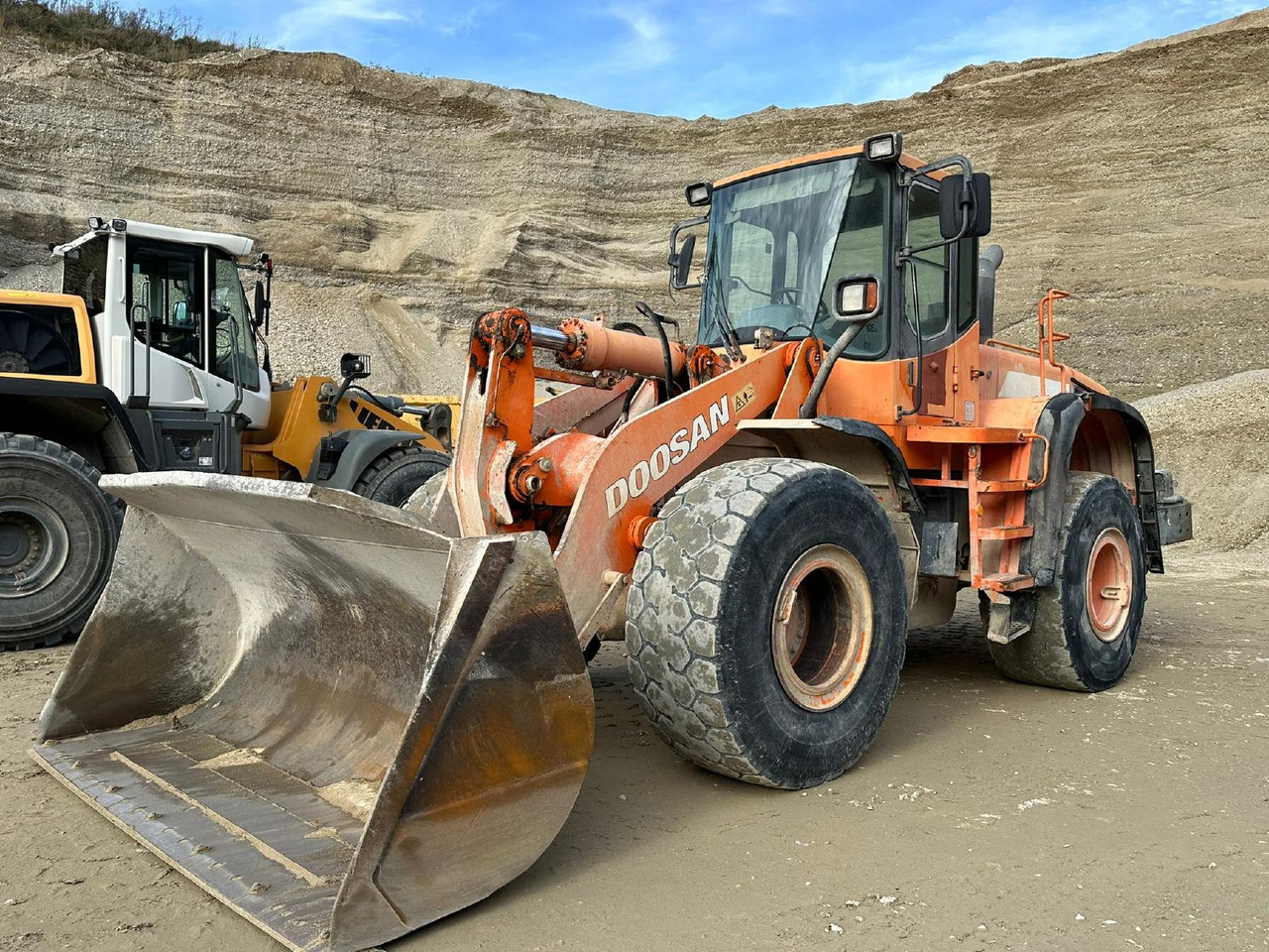 Doosan DL 300 - اللودر بعجل: صورة 1 Doosan DL 300 - اللودر بعجل: صورة 1