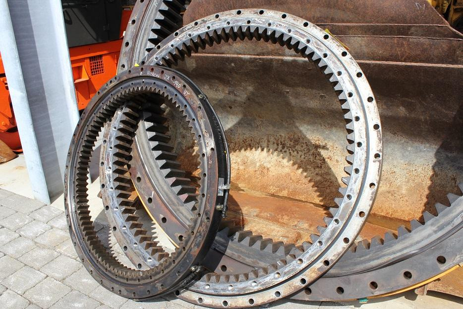 Hitachi 220 - حلقة الدوران - آلات الإنشاء: صورة 2 Hitachi 220 - حلقة الدوران - آلات الإنشاء: صورة 2