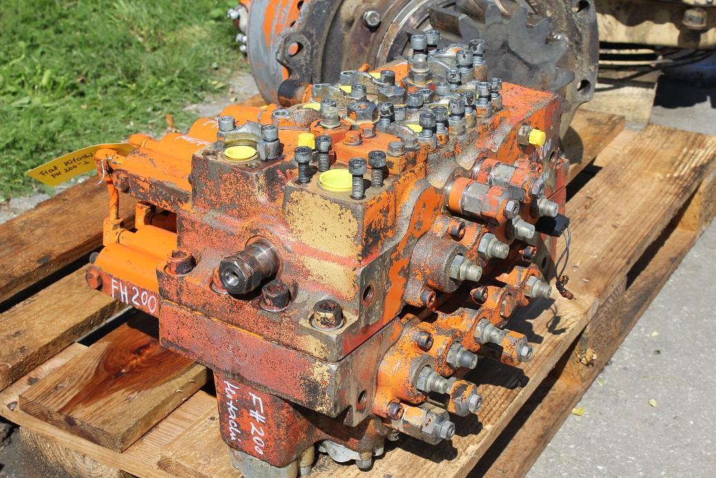 Hitachi FH 200-3 - صمام هيدروليكي - آلات الإنشاء: صورة 4 Hitachi FH 200-3 - صمام هيدروليكي - آلات الإنشاء: صورة 4