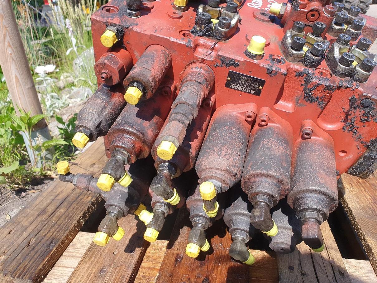 Hyundai Robex 220 LC 9A - صمام هيدروليكي - آلات الإنشاء: صورة 4 Hyundai Robex 220 LC 9A - صمام هيدروليكي - آلات الإنشاء: صورة 4