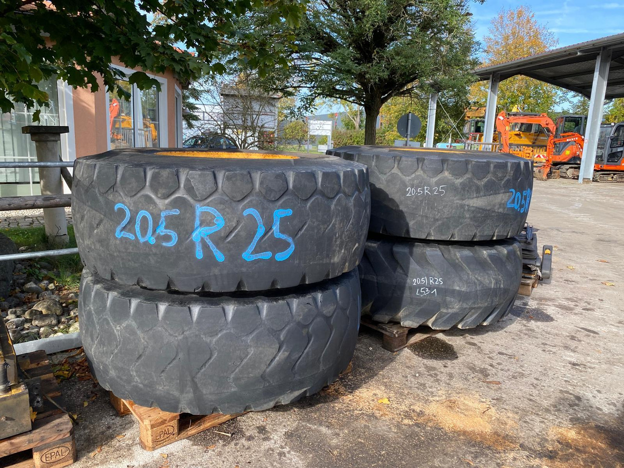 Liebherr 20,5R 25 aus L531 - عجلات - آلات الإنشاء: صورة 1 Liebherr 20,5R 25 aus L531 - عجلات - آلات الإنشاء: صورة 1