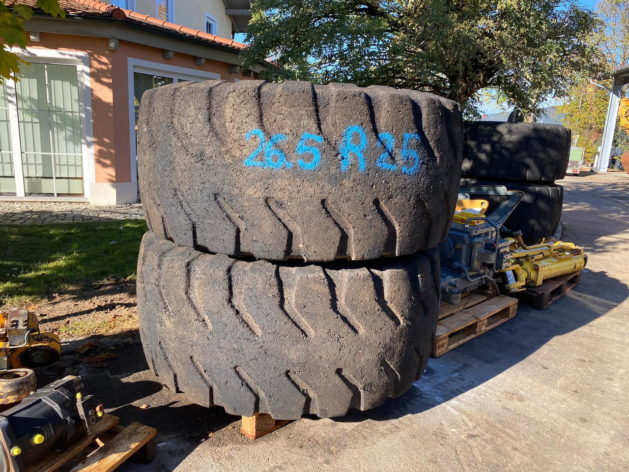 Liebherr 26,5R25 aus L564 - إطارات - آلات الإنشاء: صورة 1 Liebherr 26,5R25 aus L564 - إطارات - آلات الإنشاء: صورة 1