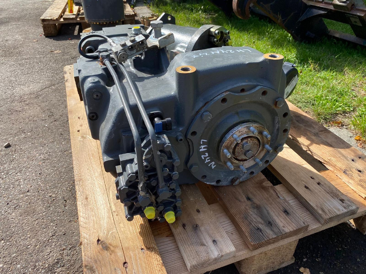 Liebherr ZF aus LH 24M - صندوق التروس - آلات الإنشاء: صورة 3 Liebherr ZF aus LH 24M - صندوق التروس - آلات الإنشاء: صورة 3