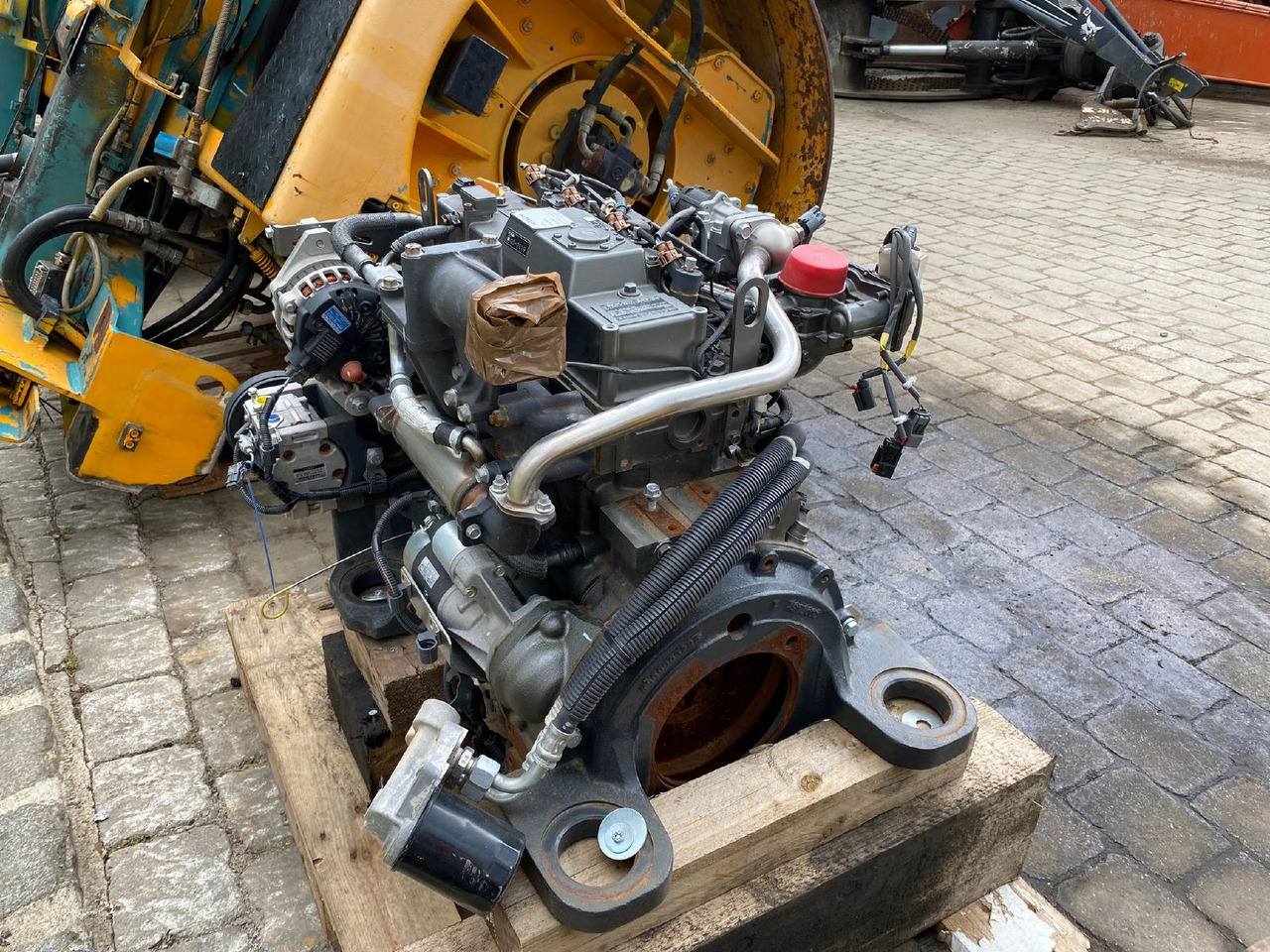 Yanmar Hitachi 4TNV 98C aus ZX 85 - محرك - آلات الإنشاء: صورة 4 Yanmar Hitachi 4TNV 98C aus ZX 85 - محرك - آلات الإنشاء: صورة 4