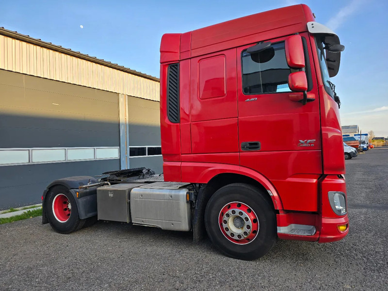 DAF XF 440 Euro 6 2015 - مقطورة السحب: صورة 4 DAF XF 440 Euro 6 2015 - مقطورة السحب: صورة 4