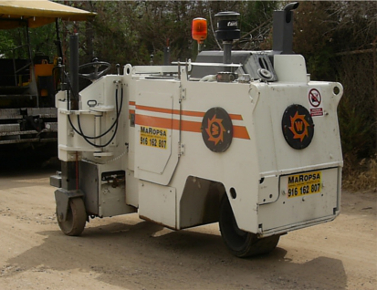 Fresadora de asfalto Wirtgen W 350 - ماكينة الكشط على البارد: صورة 1 Fresadora de asfalto Wirtgen W 350 - ماكينة الكشط على البارد: صورة 1