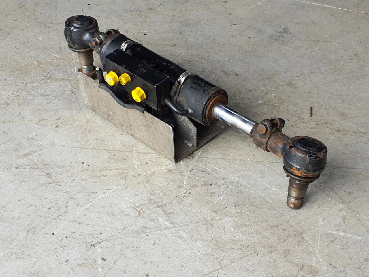 FAUN ATF 45-3 steering cilinder left axle 3 - أسطوانة هيدروليكية - موبايل كرين: صورة 3 FAUN ATF 45-3 steering cilinder left axle 3 - أسطوانة هيدروليكية - موبايل كرين: صورة 3