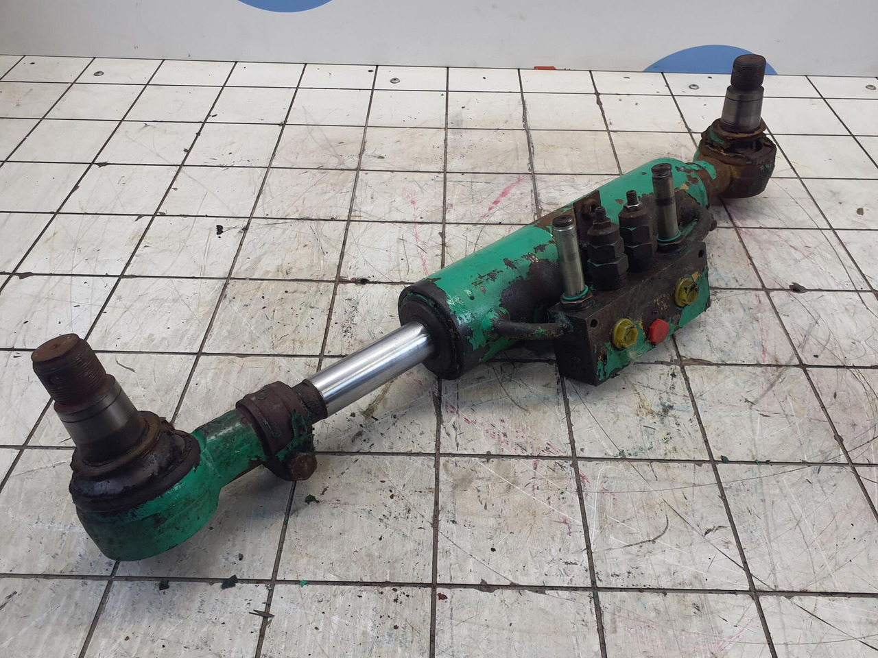 FAUN ATF 60-3 axle 3 steering lock cylinder left side - أسطوانة هيدروليكية - موبايل كرين: صورة 2 FAUN ATF 60-3 axle 3 steering lock cylinder left side - أسطوانة هيدروليكية - موبايل كرين: صورة 2