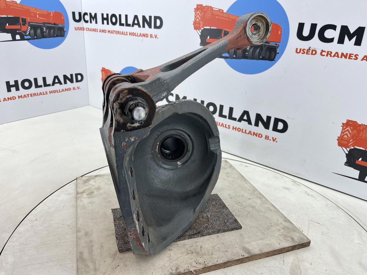 Grove GMK 3055 Steering knuckle 16 holes axle 1 right - مفصل التوجيه - موبايل كرين: صورة 5 Grove GMK 3055 Steering knuckle 16 holes axle 1 right - مفصل التوجيه - موبايل كرين: صورة 5