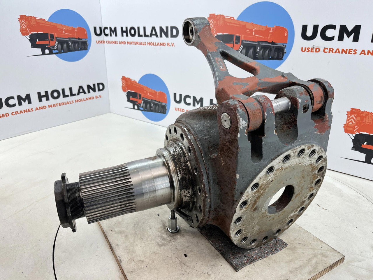 Grove GMK 3055 Steering knuckle 16 holes axle 1 right - مفصل التوجيه - موبايل كرين: صورة 1 Grove GMK 3055 Steering knuckle 16 holes axle 1 right - مفصل التوجيه - موبايل كرين: صورة 1