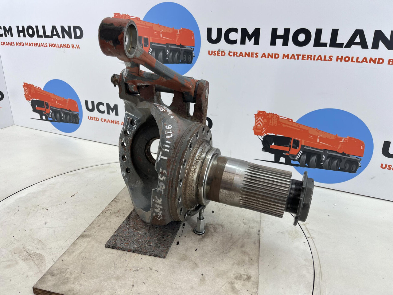 Grove GMK 3055 Steering knuckle 16 holes axle 1 right - مفصل التوجيه - موبايل كرين: صورة 3 Grove GMK 3055 Steering knuckle 16 holes axle 1 right - مفصل التوجيه - موبايل كرين: صورة 3