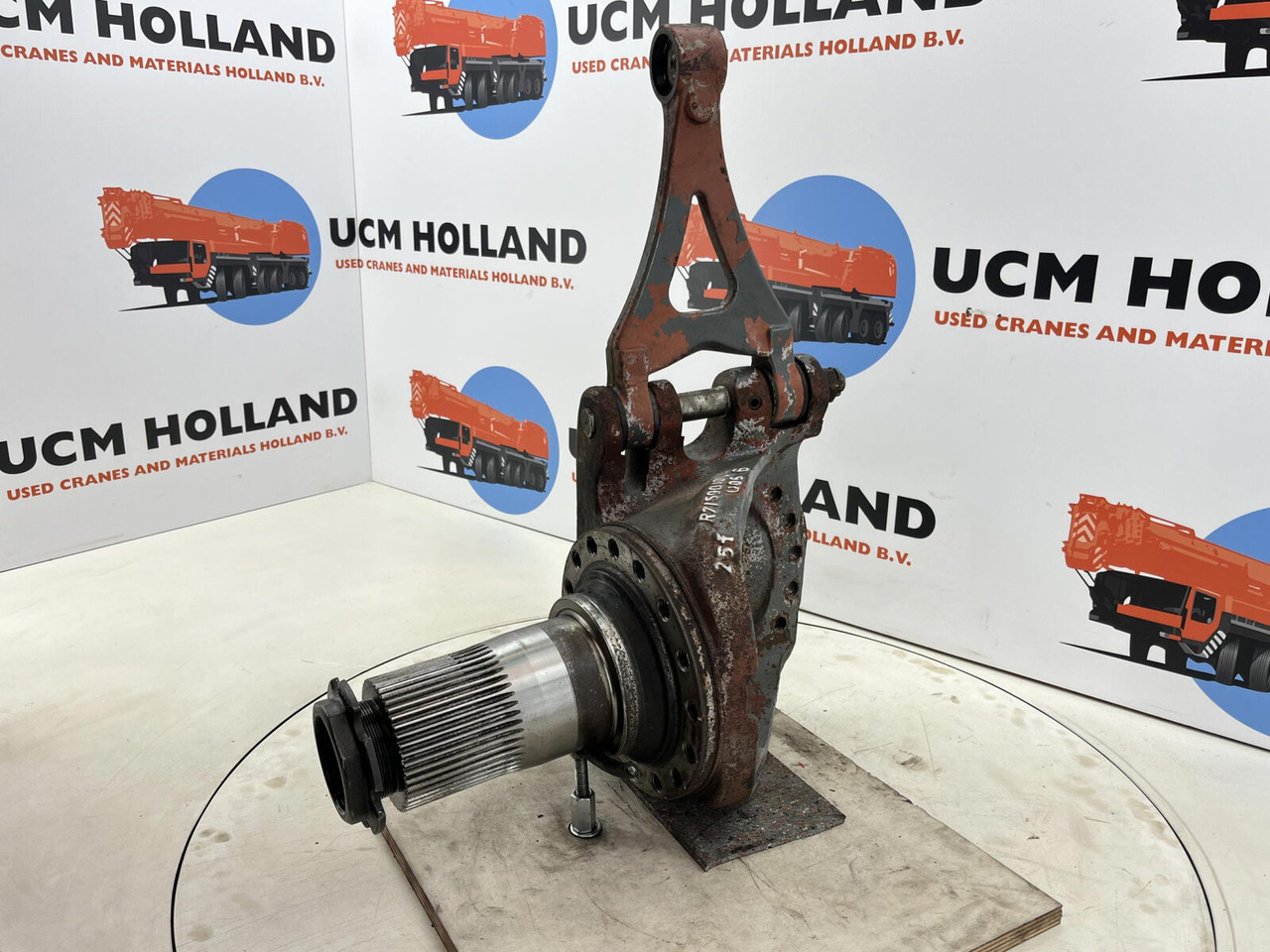 Grove GMK 3055 Steering knuckle 16 holes axle 3 right - مفصل التوجيه - رافعة: صورة 1 Grove GMK 3055 Steering knuckle 16 holes axle 3 right - مفصل التوجيه - رافعة: صورة 1