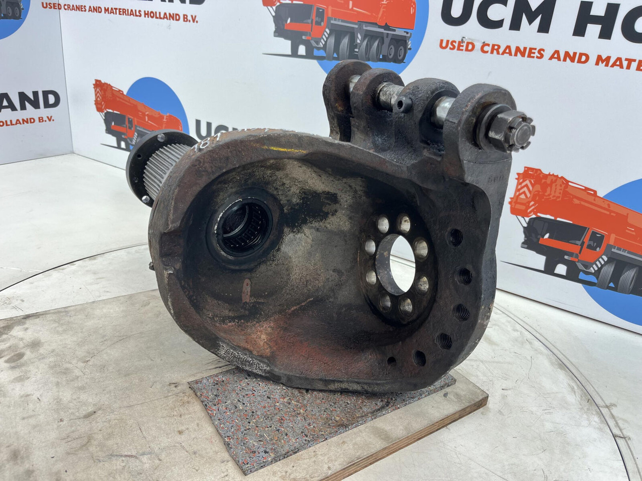 Grove GMK Megatrak steering knuckle 16 holes - مفصل التوجيه - رافعة: صورة 4 Grove GMK Megatrak steering knuckle 16 holes - مفصل التوجيه - رافعة: صورة 4