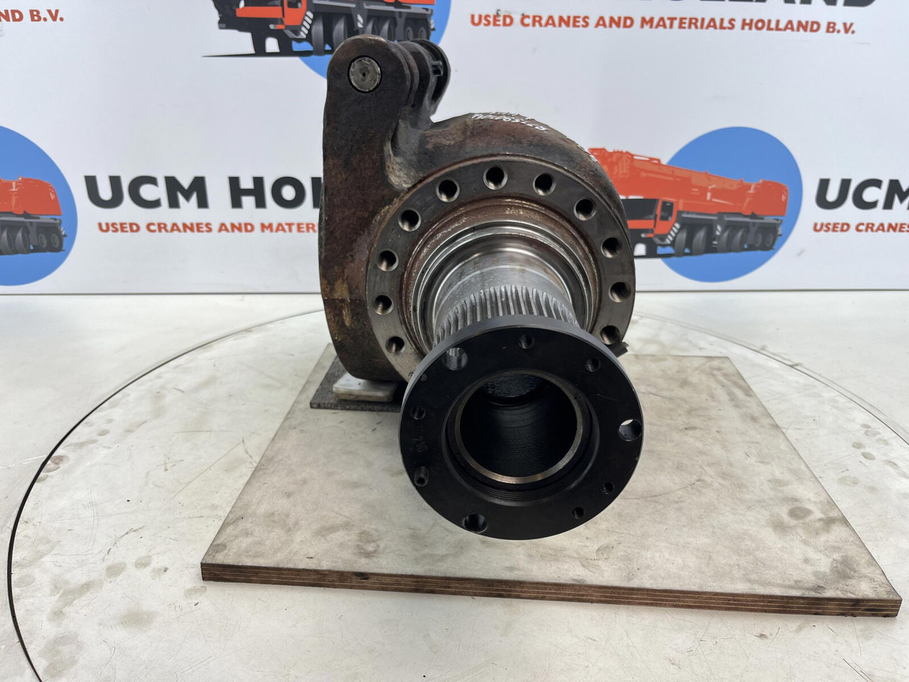 Grove GMK Megatrak steering knuckle 16 holes - مفصل التوجيه - رافعة: صورة 2 Grove GMK Megatrak steering knuckle 16 holes - مفصل التوجيه - رافعة: صورة 2