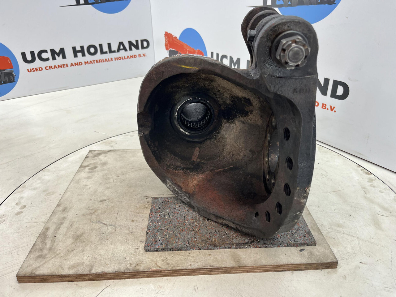 Grove GMK Megatrak steering knuckle 16 holes - مفصل التوجيه - رافعة: صورة 5 Grove GMK Megatrak steering knuckle 16 holes - مفصل التوجيه - رافعة: صورة 5