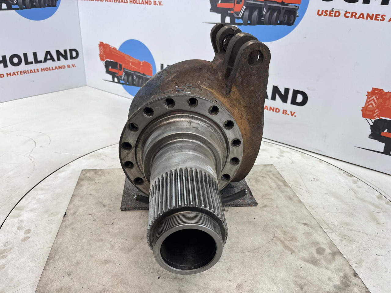 Grove GMK Megatrak steering knuckle 16 holes - مفصل التوجيه - موبايل كرين: صورة 2 Grove GMK Megatrak steering knuckle 16 holes - مفصل التوجيه - موبايل كرين: صورة 2