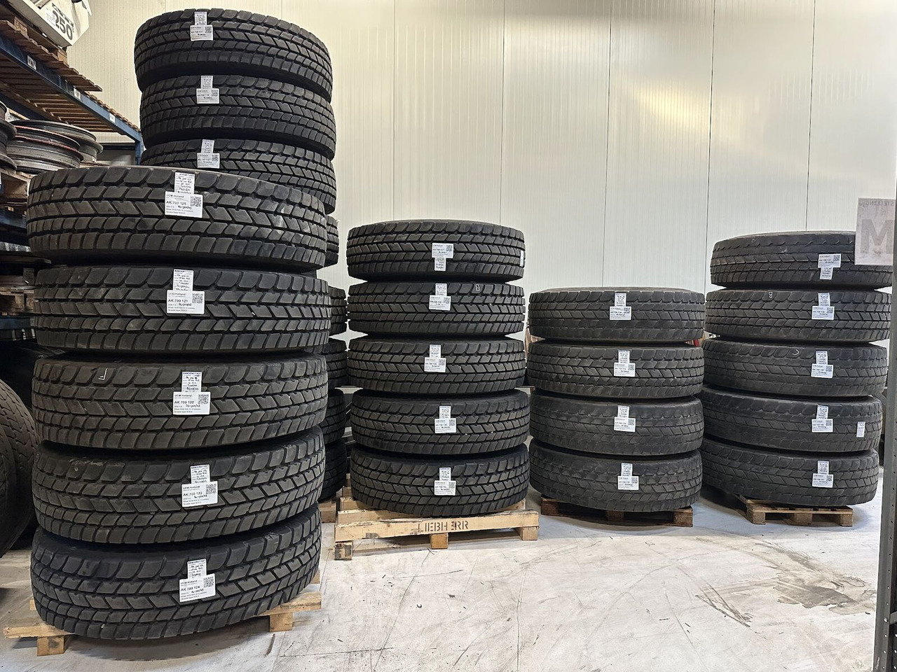 Liebherr Crane Tires/Rims for sale - إطارات - موبايل كرين: صورة 1 Liebherr Crane Tires/Rims for sale - إطارات - موبايل كرين: صورة 1