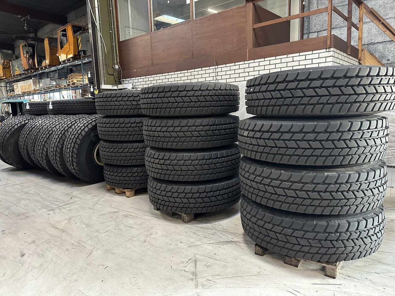 Liebherr Crane Tires/Rims for sale - إطارات - موبايل كرين: صورة 2 Liebherr Crane Tires/Rims for sale - إطارات - موبايل كرين: صورة 2