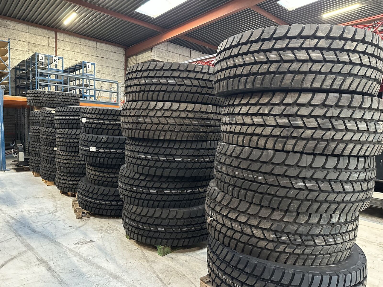 Liebherr Crane Tires/Rims for sale - إطارات - موبايل كرين: صورة 4 Liebherr Crane Tires/Rims for sale - إطارات - موبايل كرين: صورة 4