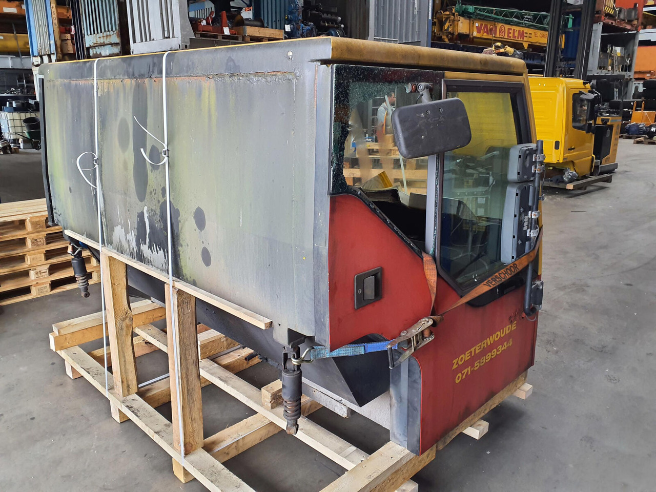 Liebherr LTM 1060-2 drivers cabin - كابينة - رافعة: صورة 3 Liebherr LTM 1060-2 drivers cabin - كابينة - رافعة: صورة 3