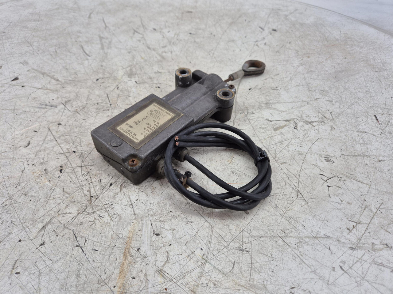 Liebherr TM 1060-2 Hoist limit switch - النظام الكهربائي - رافعة: صورة 3 Liebherr TM 1060-2 Hoist limit switch - النظام الكهربائي - رافعة: صورة 3
