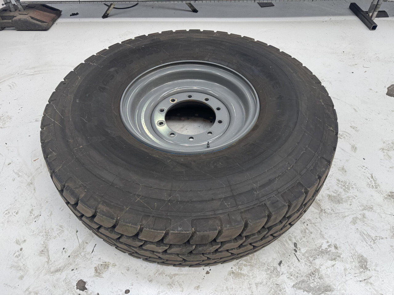Liebherr Wheel 445/95 R25 10 12 1p - عجلات - رافعة: صورة 1 Liebherr Wheel 445/95 R25 10 12 1p - عجلات - رافعة: صورة 1