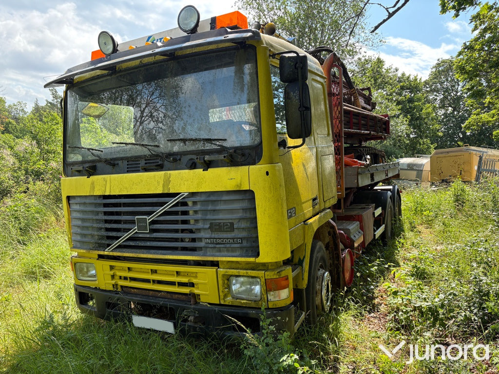Lastbil Volvo F12 6X2 - شاحنة برافعة خطافية: صورة 1 Lastbil Volvo F12 6X2 - شاحنة برافعة خطافية: صورة 1