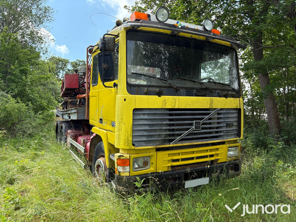 Lastbil Volvo F12 6X2 - شاحنة برافعة خطافية: صورة 2 Lastbil Volvo F12 6X2 - شاحنة برافعة خطافية: صورة 2