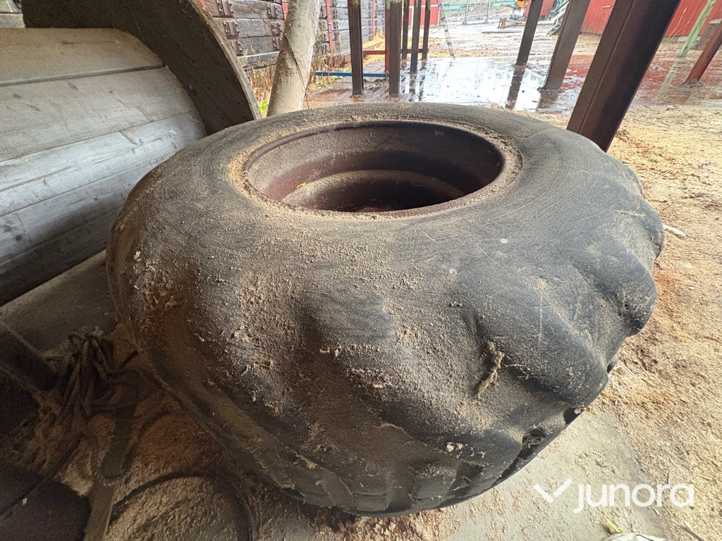 Reservhjul + fälg - John Deer 810 Skotare - عجلات - آلات زراعية: صورة 4 Reservhjul + fälg - John Deer 810 Skotare - عجلات - آلات زراعية: صورة 4