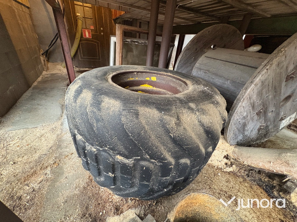 Reservhjul + fälg - John Deer 810 Skotare - عجلات - آلات زراعية: صورة 2 Reservhjul + fälg - John Deer 810 Skotare - عجلات - آلات زراعية: صورة 2