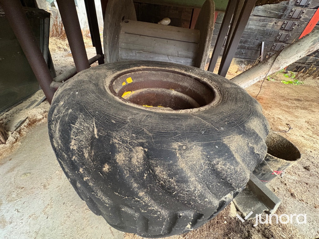 Reservhjul + fälg - John Deer 810 Skotare - عجلات - آلات زراعية: صورة 3 Reservhjul + fälg - John Deer 810 Skotare - عجلات - آلات زراعية: صورة 3