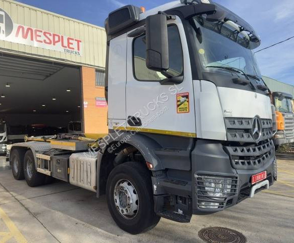 Mercedes Arocs 2645 K - شاحنة برافعة خطافية: صورة 2 Mercedes Arocs 2645 K - شاحنة برافعة خطافية: صورة 2
