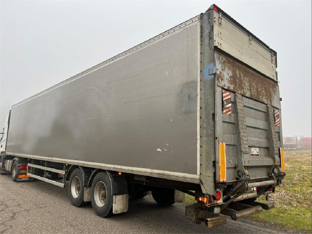 Fruehauf 13,6 mtr box - lodretstående lift - نصف مقطورة بصندوق مغلق: صورة 4 Fruehauf 13,6 mtr box - lodretstående lift - نصف مقطورة بصندوق مغلق: صورة 4