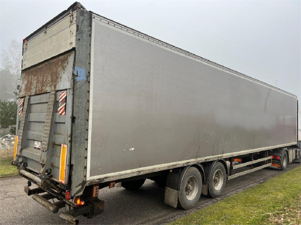 Fruehauf 13,6 mtr box - lodretstående lift - نصف مقطورة بصندوق مغلق: صورة 1 Fruehauf 13,6 mtr box - lodretstående lift - نصف مقطورة بصندوق مغلق: صورة 1
