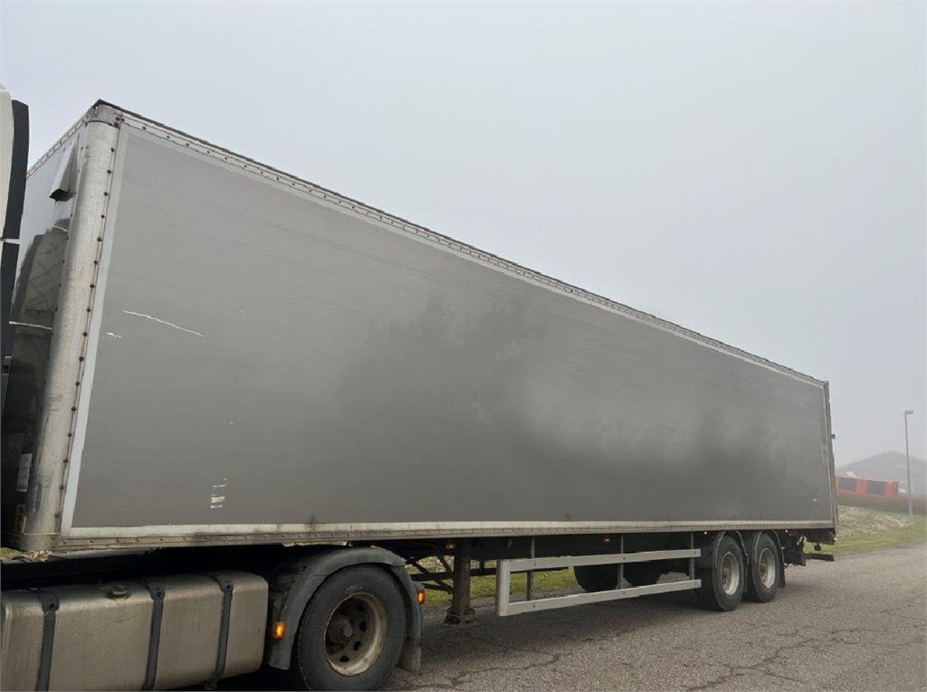 Fruehauf 13,6 mtr box - lodretstående lift - نصف مقطورة بصندوق مغلق: صورة 3 Fruehauf 13,6 mtr box - lodretstående lift - نصف مقطورة بصندوق مغلق: صورة 3