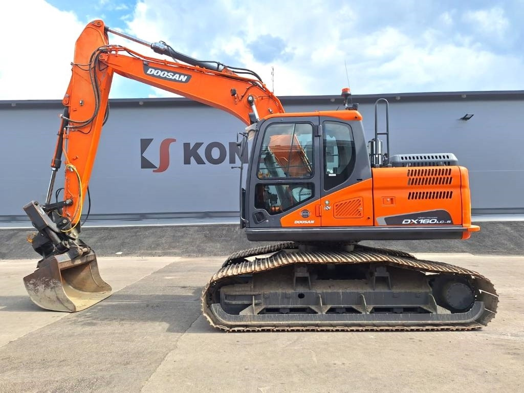 Doosan DX160LCH-5 METSÄMALLI KALLISTAJALLA - حفار زاحف: صورة 1 Doosan DX160LCH-5 METSÄMALLI KALLISTAJALLA - حفار زاحف: صورة 1