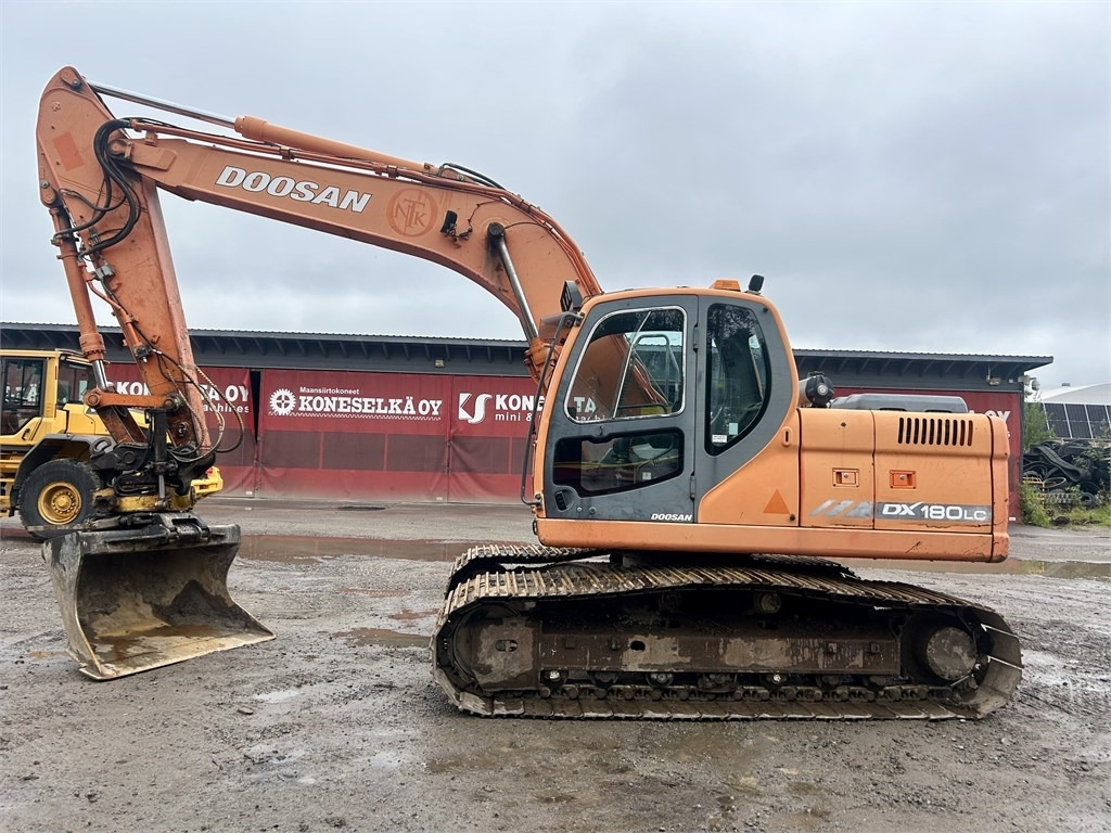 Doosan DX180LC PYÖRITTÄJÄLLÄ - حفار زاحف: صورة 1 Doosan DX180LC PYÖRITTÄJÄLLÄ - حفار زاحف: صورة 1