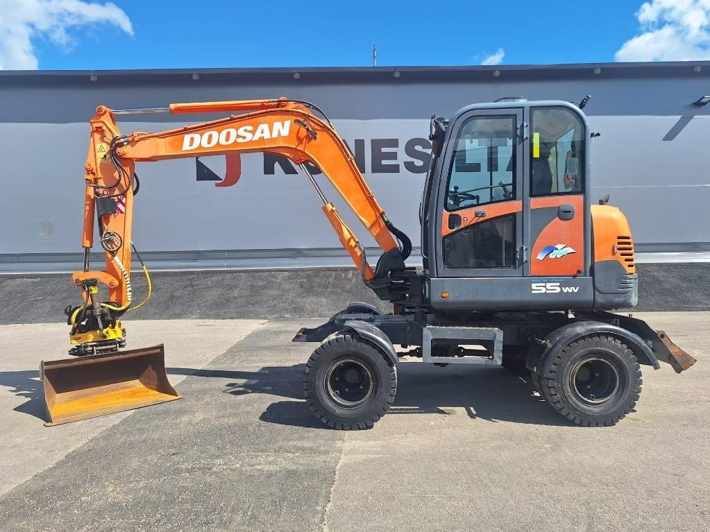 Doosan S55W PYÖRITTÄJÄLLÄ - حفار ذو عجلات: صورة 1 Doosan S55W PYÖRITTÄJÄLLÄ - حفار ذو عجلات: صورة 1