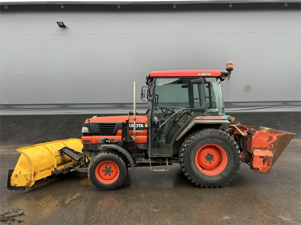 Kubota L 3600 AURA JA HIEKOTIN - جرار خدمات بلدية: صورة 1 Kubota L 3600 AURA JA HIEKOTIN - جرار خدمات بلدية: صورة 1
