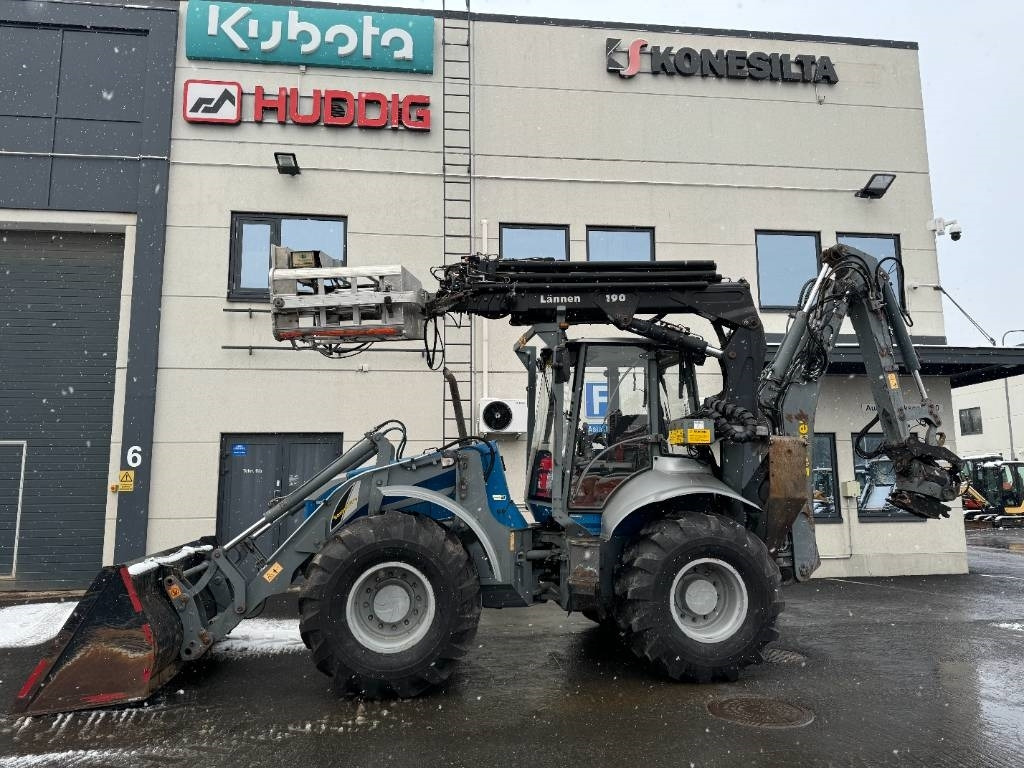 Lännen 8600E PYÖRITTÄJÄ, NOSTIN YM. - لودر ذو محراث خلفي/ باكهو: صورة 1 Lännen 8600E PYÖRITTÄJÄ, NOSTIN YM. - لودر ذو محراث خلفي/ باكهو: صورة 1