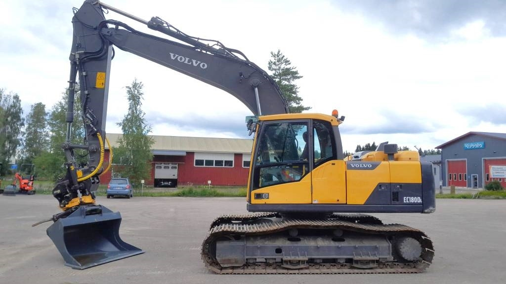 Volvo EC180DL PYÖRITTÄJÄLLÄ - حفار زاحف: صورة 1 Volvo EC180DL PYÖRITTÄJÄLLÄ - حفار زاحف: صورة 1
