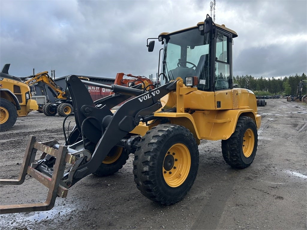 Volvo L30G TRUKKIPIIKEILLÄ - اللودر بعجل: صورة 2 Volvo L30G TRUKKIPIIKEILLÄ - اللودر بعجل: صورة 2