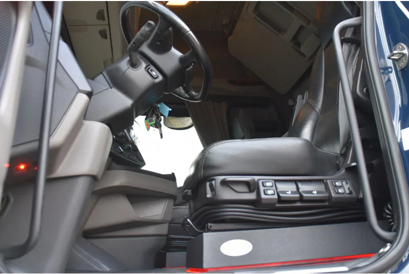 Scania 530S V8 NGS 4x2NB - NEW TACHO - FULL AIR - RETARDER - 637 TKM - PARK. AIRCO - NAVI - LEATHER SEATS - ALCOA'S - LED - PERFECT CON - رأس تريلا: صورة 4 Scania 530S V8 NGS 4x2NB - NEW TACHO - FULL AIR - RETARDER - 637 TKM - PARK. AIRCO - NAVI - LEATHER SEATS - ALCOA'S - LED - PERFECT CON - رأس تريلا: صورة 4