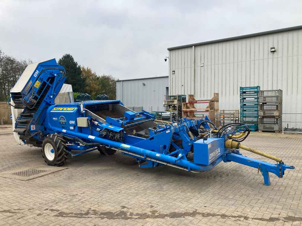 Standen Standen QM 2 Row Trailed Potato Harvester - آلات الحصاد: صورة 1 Standen Standen QM 2 Row Trailed Potato Harvester - آلات الحصاد: صورة 1