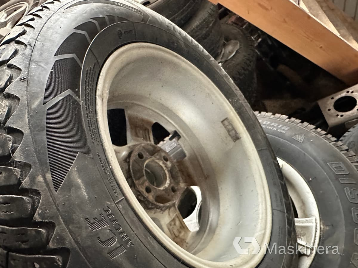 4 st dubbdäck på fälg Goodyear Ultragrip - عجلات - شاحنة توصيل مغلقة: صورة 5 4 st dubbdäck på fälg Goodyear Ultragrip - عجلات - شاحنة توصيل مغلقة: صورة 5