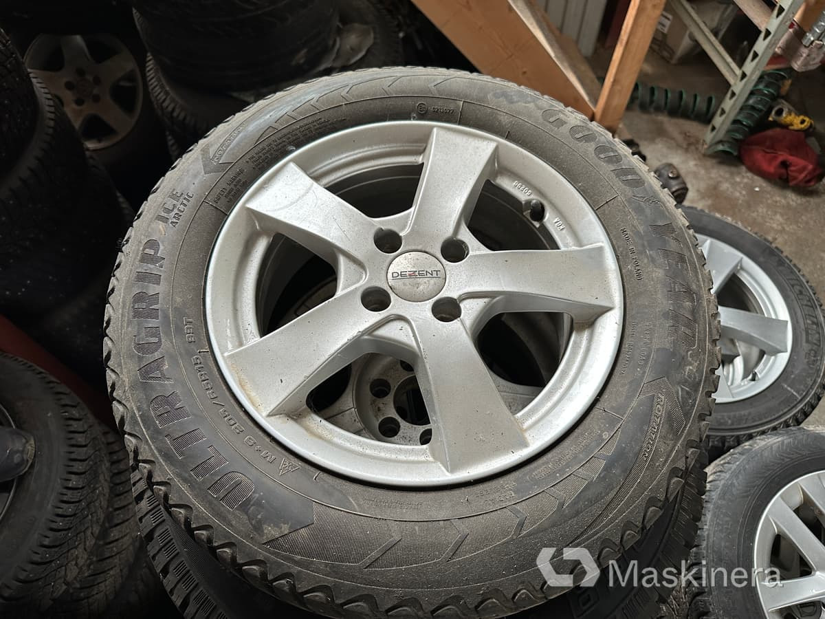 4 st dubbdäck på fälg Goodyear Ultragrip - عجلات - شاحنة توصيل مغلقة: صورة 1 4 st dubbdäck på fälg Goodyear Ultragrip - عجلات - شاحنة توصيل مغلقة: صورة 1