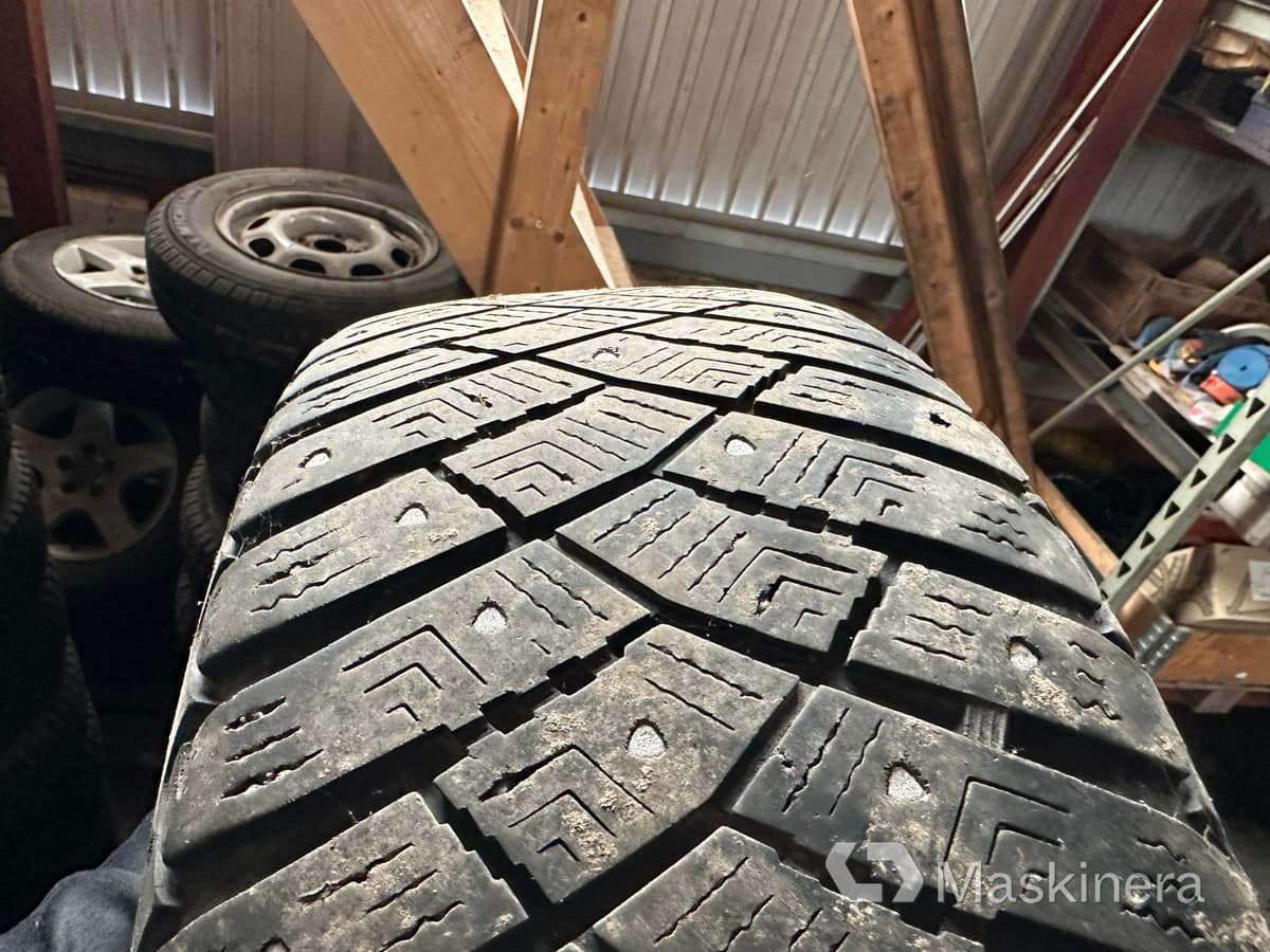 4 st dubbdäck på fälg Goodyear Ultragrip - عجلات - شاحنة توصيل مغلقة: صورة 3 4 st dubbdäck på fälg Goodyear Ultragrip - عجلات - شاحنة توصيل مغلقة: صورة 3