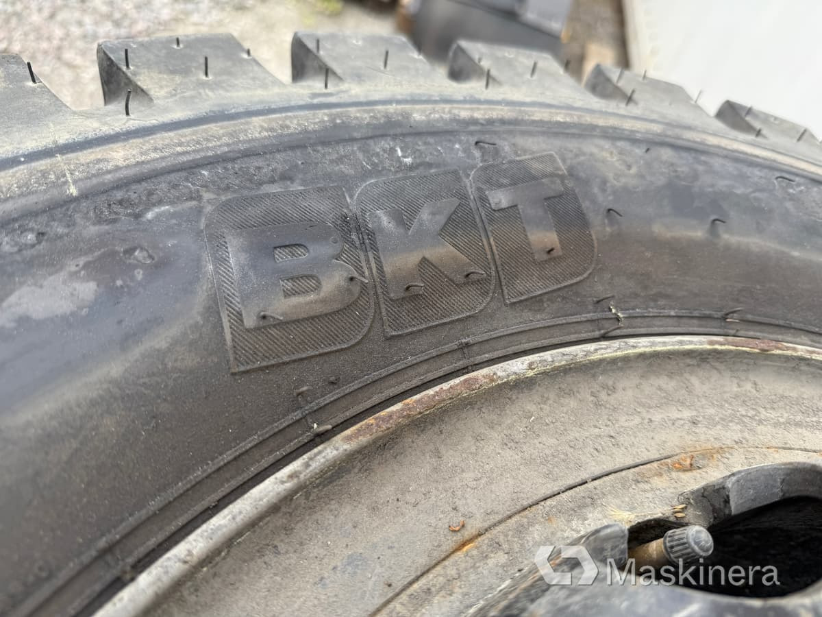 BKT EM934 8 st entreprenaddäck på fälg 10.00-20 - إطارات - آلات الإنشاء: صورة 5 BKT EM934 8 st entreprenaddäck på fälg 10.00-20 - إطارات - آلات الإنشاء: صورة 5
